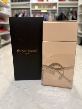 Yves Saint Laurent
travel case New in box